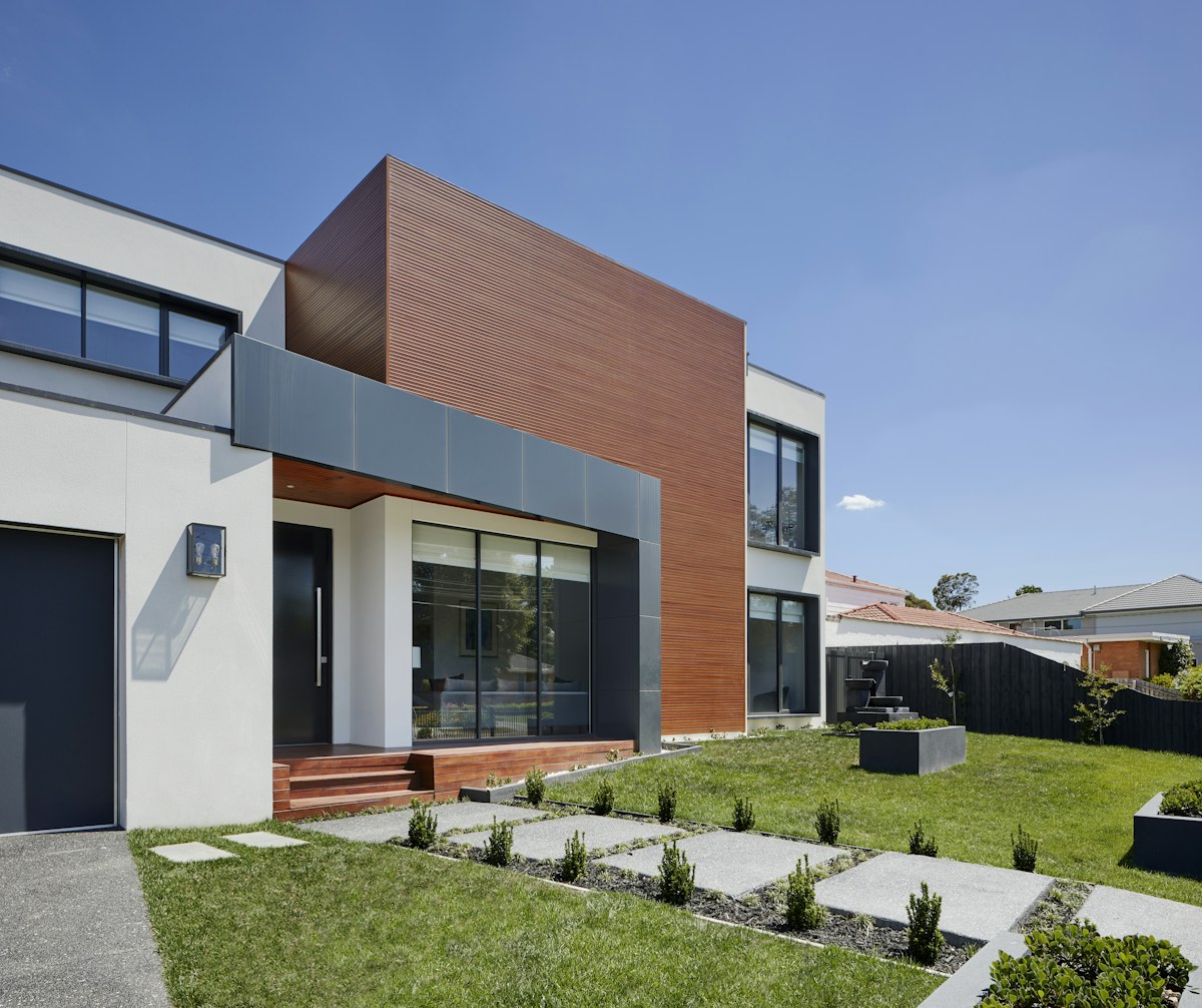 Modernes Einfamilienhaus mit Garten